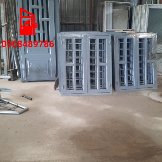 CỬA SẮT 4 CÁNH GIÁ RẺ CÓ KÍNH MÀU XÁM 